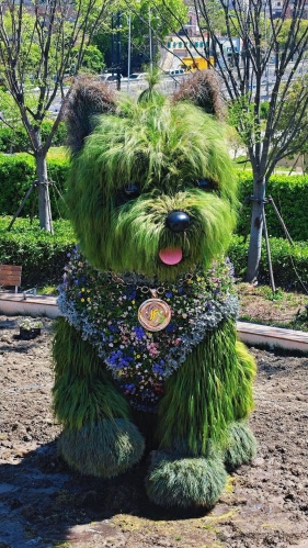 5.2米高的“毛茸茸小狗”：一座植物雕塑背后的设计科学